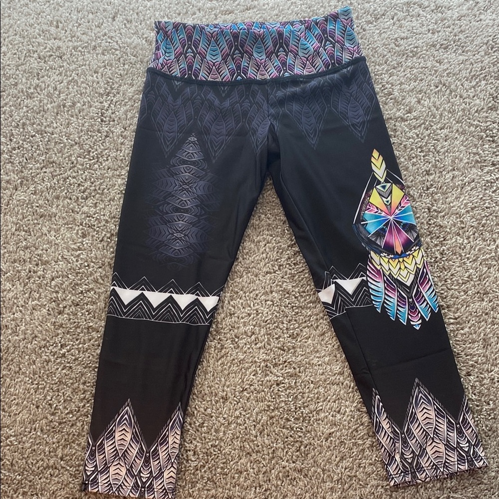 Onzie graphic Capri leggings BNWT. XS.